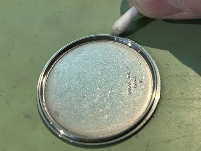 綿棒でケースの溝を掃除