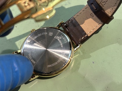 LONGINESの裏蓋（刻印面の状態確認）