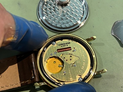 裏蓋を開けたLONGINESの内部ムーブメント