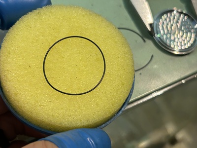 シリコングリスをなじませるスポンジ（パッキン保護）