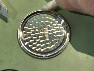 裏蓋内側を綿棒で清掃している様子