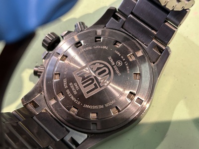 ルミノックスの裏蓋のクローズアップ