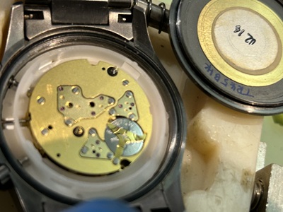 時計内部のムーブメントと電池