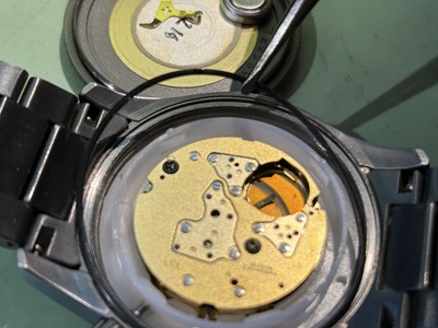 ピンセットでパッキンを外す様子