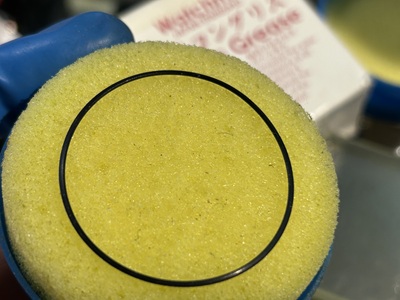 シリコングリス塗布用の黄色いスポンジとパッキン