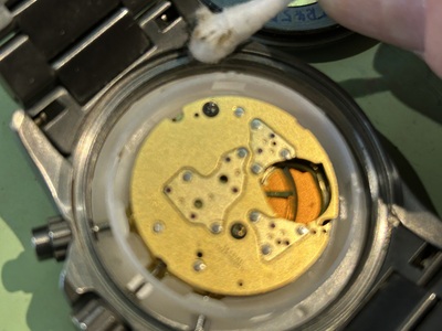 綿棒でケースの縁を掃除する様子