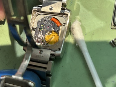 カルティエ純正ムーブメント。液漏れや錆がないか確認します。