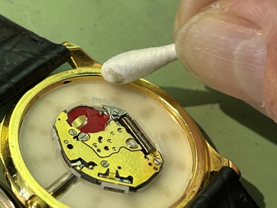 ケース内側の当たり面を綿棒で清掃している様子