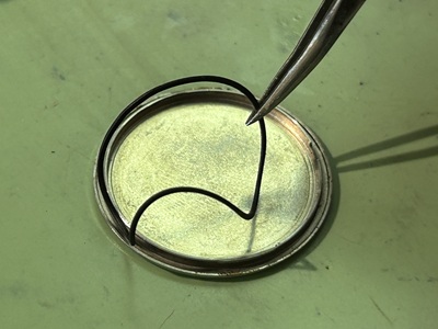 裏蓋内側のパッキン(Oリング)を取り外す工程