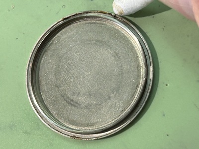 裏蓋内側の密閉面を綿棒で清掃している工程