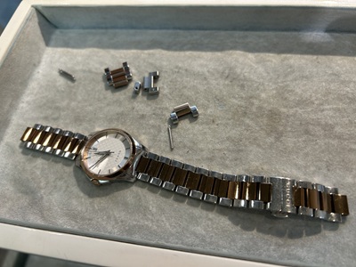 GUCCI腕時計のブレスが外れ、コマとピンが分解された状態