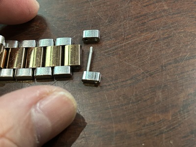 外れたブレスコマとピン（破損部のアップ）