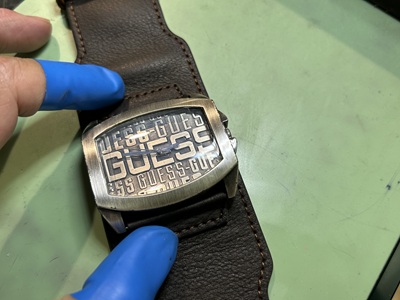 GUESS腕時計の文字盤（電池交換前の状態確認）