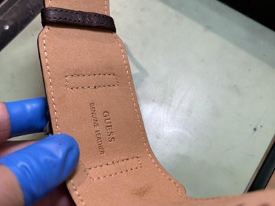 GUESSの革ベルト裏面（GENUINE LEATHER表記）