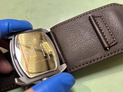 GUESS腕時計の裏側（裏蓋と保護シールの確認）