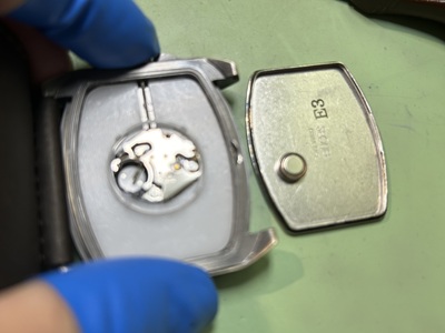 裏蓋を開けたGUESSの内部ムーブメントと裏蓋