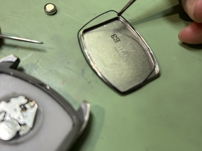 GUESS腕時計の外装を拭き上げている様子