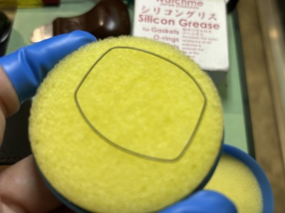 裏蓋プレートとパッキン溝の確認（ピンセット作業）