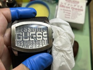 GUESS腕時計の裏側（清掃後の最終確認）