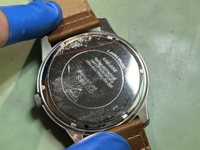 GUESSの裏蓋のクローズアップ