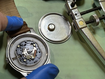 裏蓋を開けた内部の様子