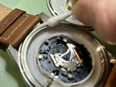 綿棒でケースの溝を掃除する様子