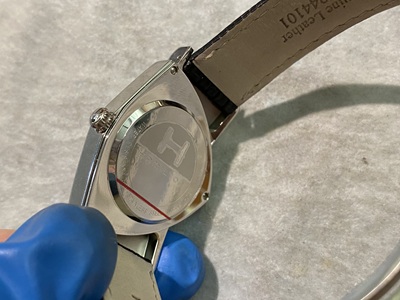 ベンチュラの裏蓋とネジ留めの様子