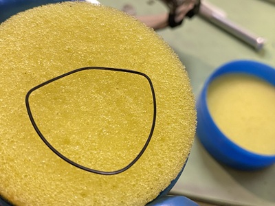 スポンジに乗った三角形のパッキン