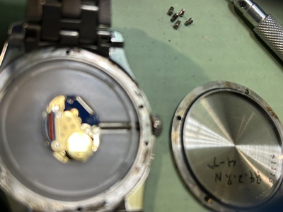 裏蓋を外したHAMILTONの内部（ムーブメント露出）