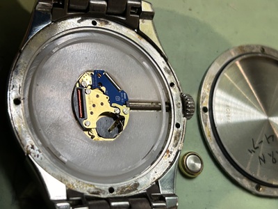 HAMILTONのクォーツムーブメントと取り外した電池