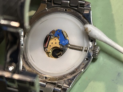 ケース内側の密閉面を綿棒で清掃する工程