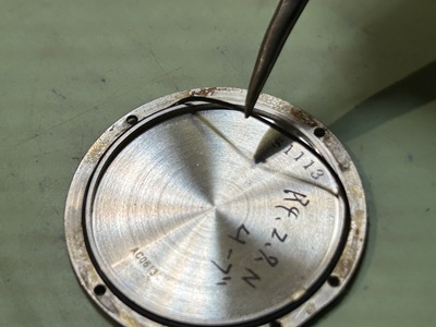 裏蓋内側のOリングを外している作業工程