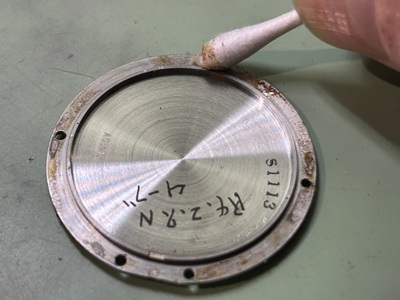 裏蓋内側の溝を綿棒で清掃している工程