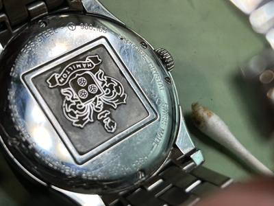 裏蓋を閉めたHAMILTONの背面（仕上げ確認）