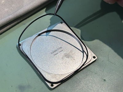 HAMILTONの裏蓋とパッキン（Oリング）を取り外した状態