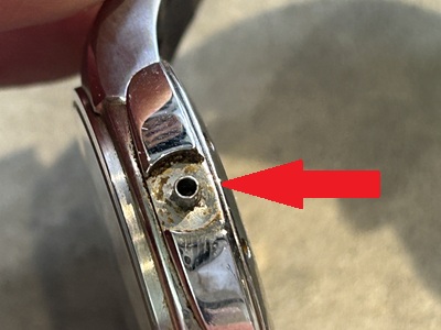 竜頭が外れたケース側面（リューズ穴の拡大）