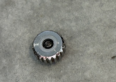 外れた竜頭パーツの拡大（内部に折れ残りの可能性）