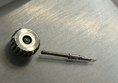 竜頭と折れた巻真（竜頭芯）パーツ