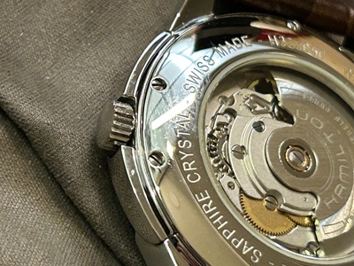 裏から見えるHAMILTONのムーブメント（状態確認）