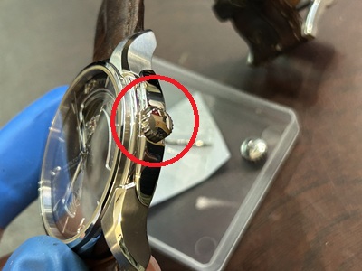 新しい竜頭を仮合わせしている様子（赤丸部）