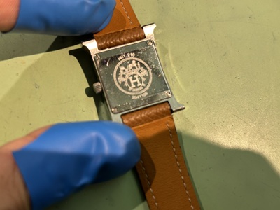 HERMESの裏蓋（刻印面の状態確認）