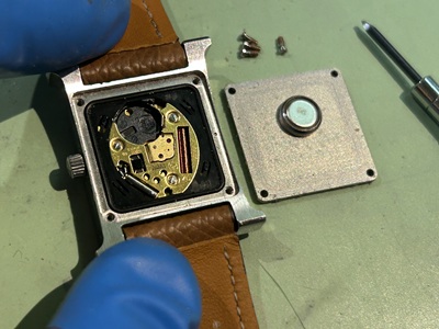 裏蓋を開けたHERMESの内部ムーブメントと裏蓋プレート