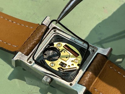 パッキン溝付近をピンセットで確認している様子