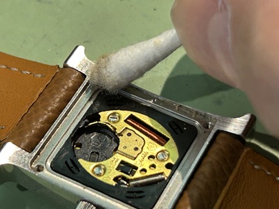 ケース内部を綿棒で清掃している様子