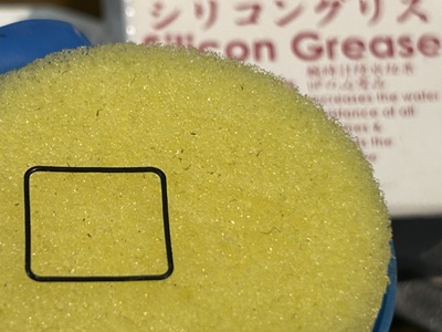 四角いパッキンとスポンジ（シリコングリスの準備）