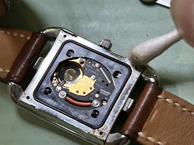 綿棒でケースの縁を掃除する様子