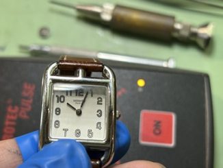 計測器の前で動作確認を行う時計