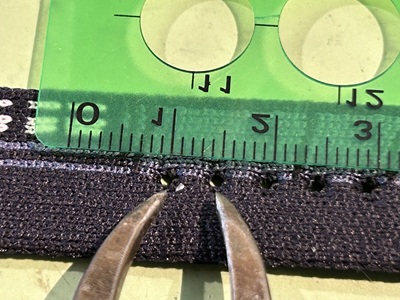 定規でベルト穴の間隔を測っている様子