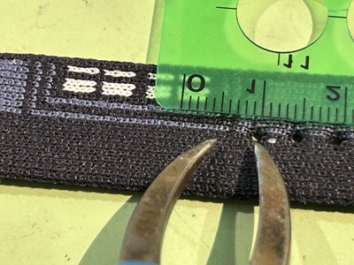 穴あけ位置を目盛りで再確認している様子