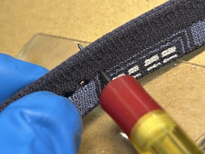 穴周囲の状態を確認している様子（仕上げ前）